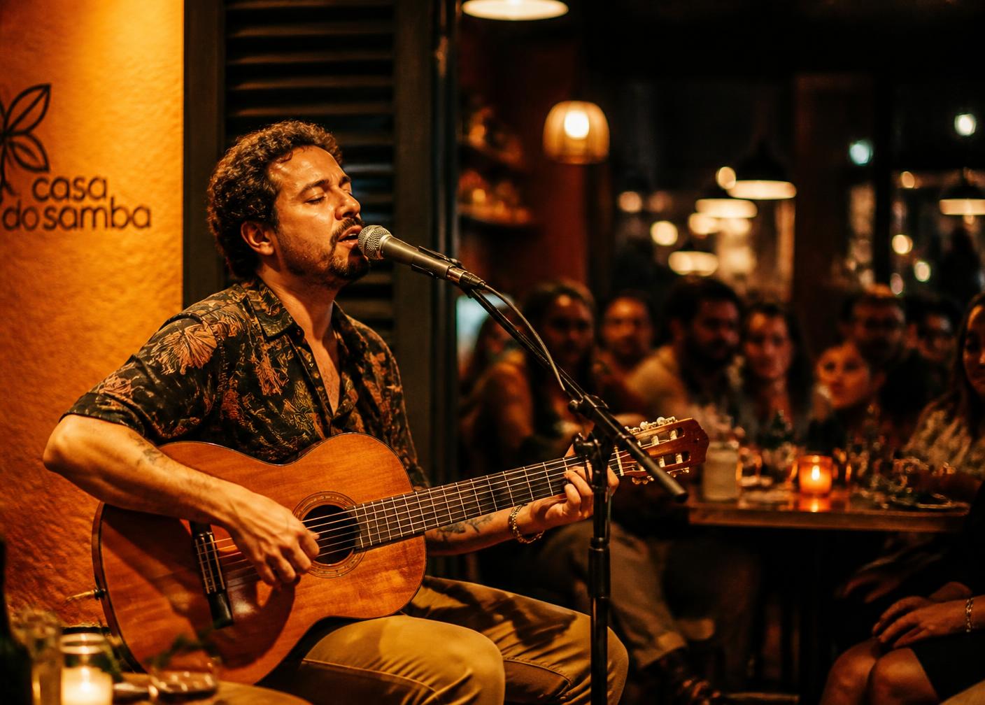 Cantor com guitarra em apresentação de música ao vivo no Panelinha Carioca